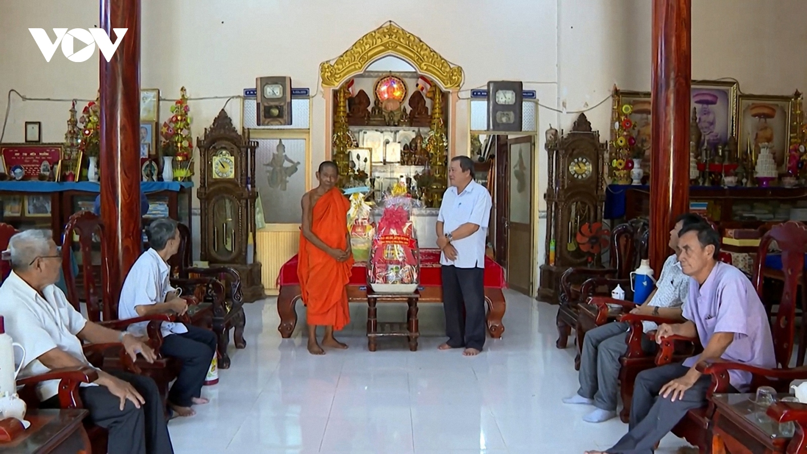 Lãnh đạo tỉnh Trà Vinh tặng quà mừng Lễ Sen Đôn ta đồng bào Khmer