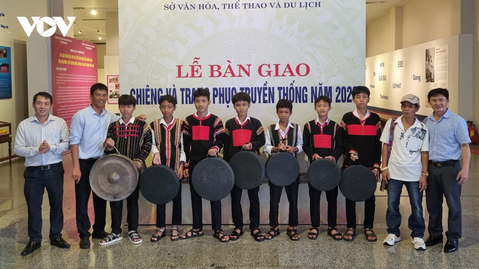 Bàn giao chiêng và trang phục truyền thống cấp cho các đội văn nghệ ở Đắk Lắk