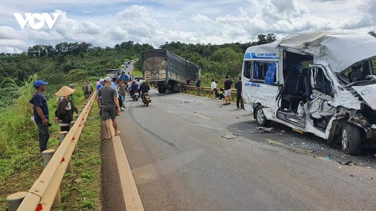 Va chạm giữa xe tải và xe du lịch, 13 người thương vong