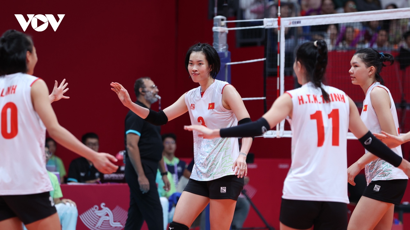 HLV ĐT bóng chuyền nữ Việt Nam tiết lộ điều bất ngờ sau chiến thắng lịch sử