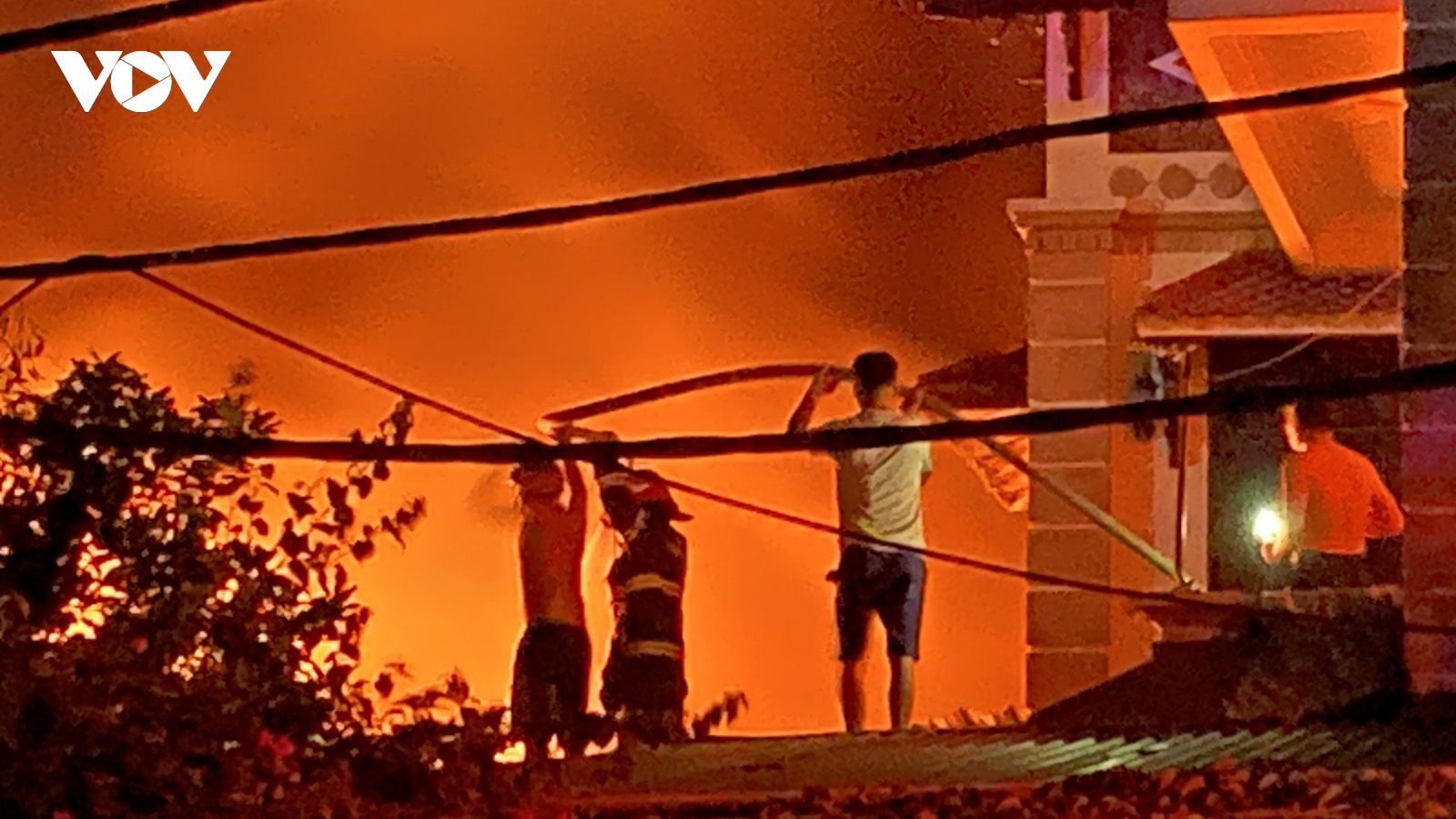 Cháy xưởng dệt ở La Phù, Hà Nội, cột khói bốc cao hàng chục mét