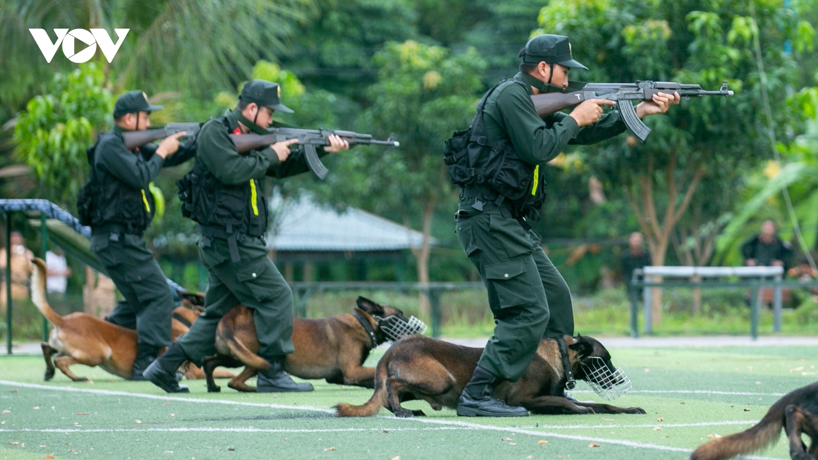 Cảnh sát cơ động biểu diễn kỹ năng chiến đấu, công phá mục tiêu