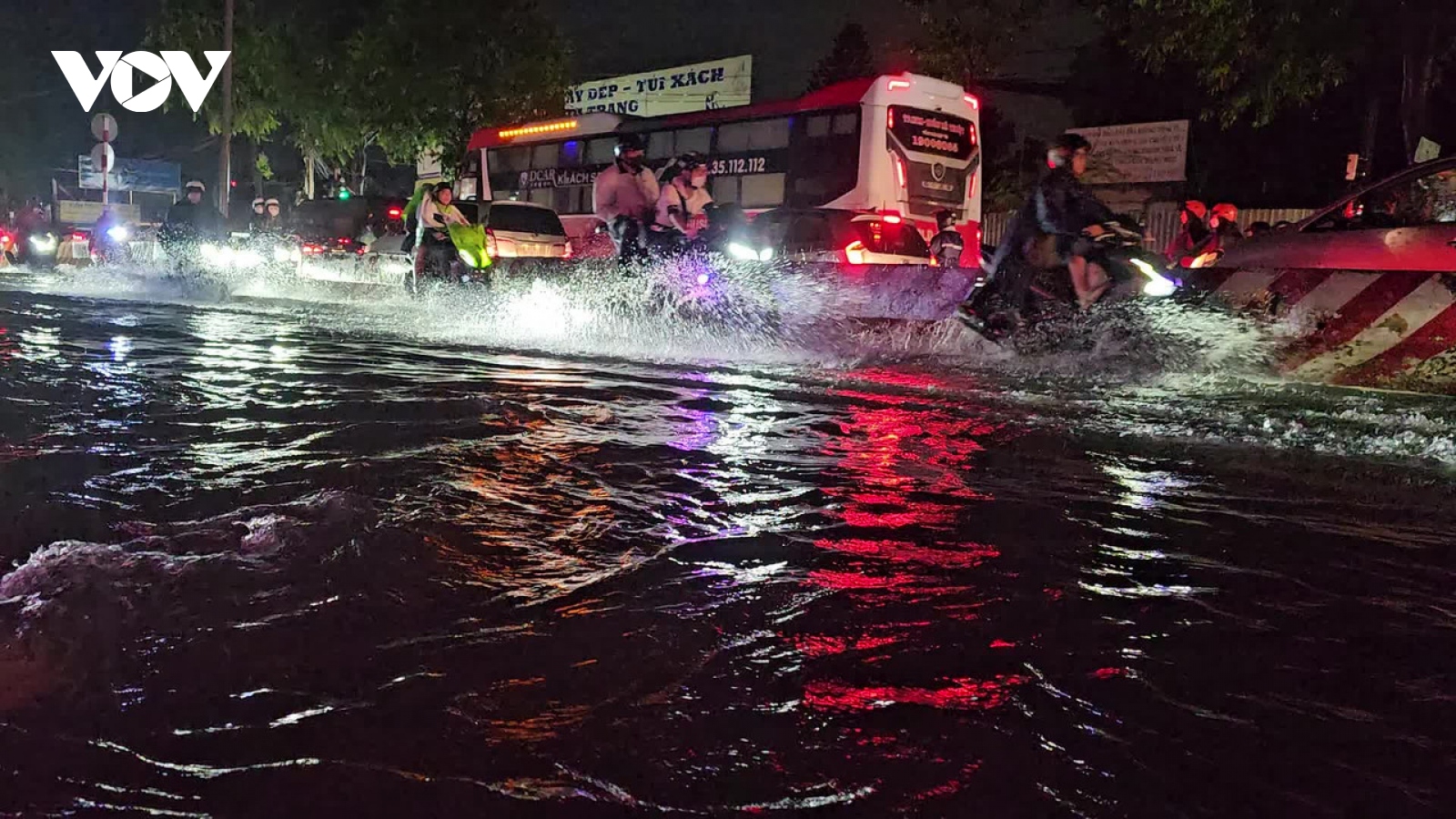 Hơn 730 hộ dân ở Bình Dương bị ảnh hưởng sau mưa lớn kèm triều cường