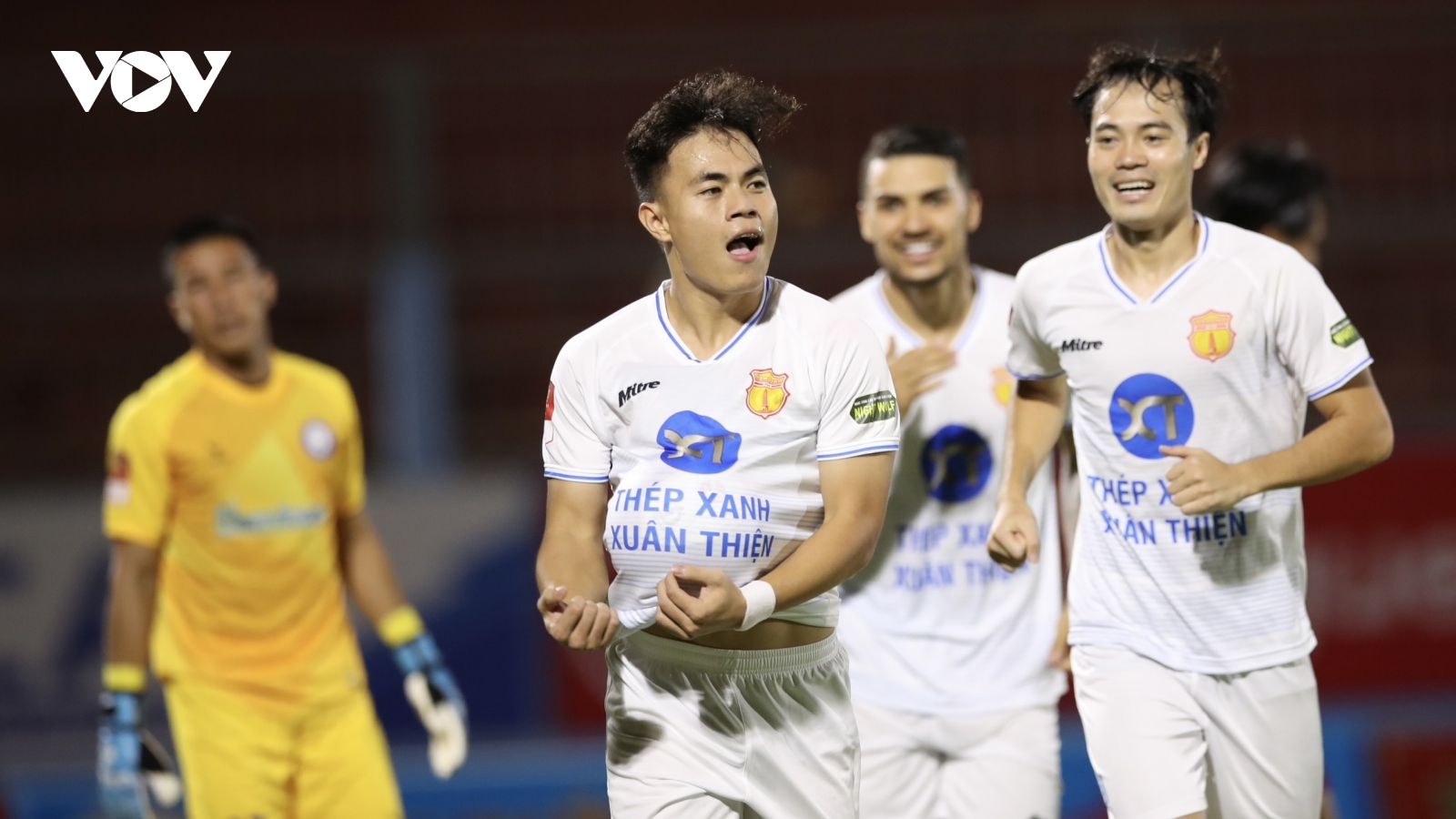 Nam Định chiếm ngôi đầu bảng V-League sau màn rượt đuổi tỷ số