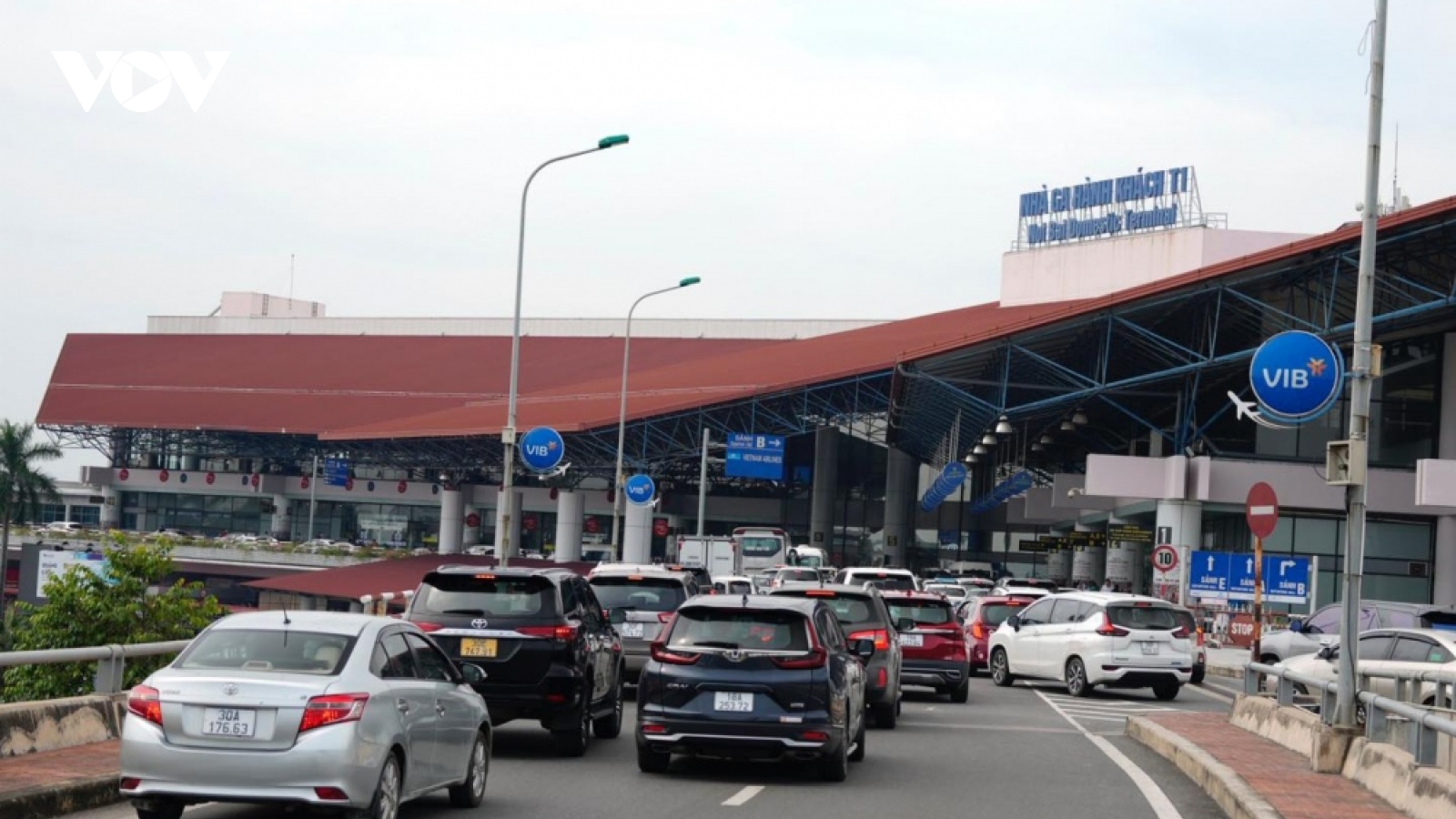 Tranh cãi chuyện tài xế đột tử tại sân bay Nội Bài vẫn phải nộp phí sân đỗ