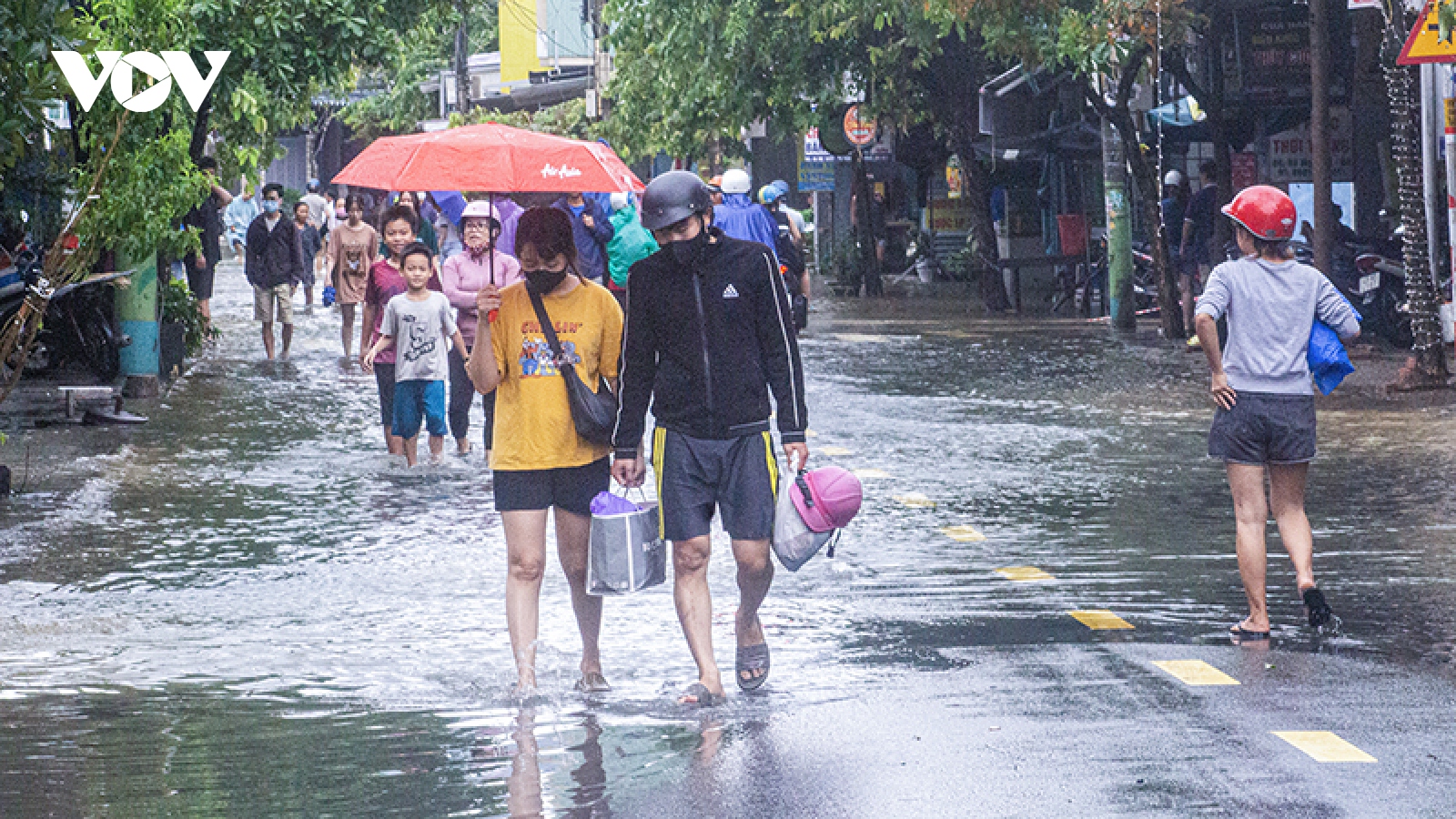 Đà Nẵng ngưng mưa, nhiều tuyến đường vẫn ngập nước