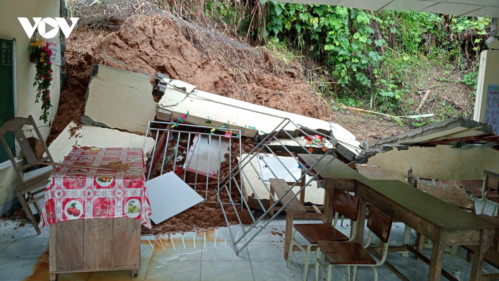 Sạt lở làm sập một phòng học tại huyện Nam Trà My (Quảng Nam)