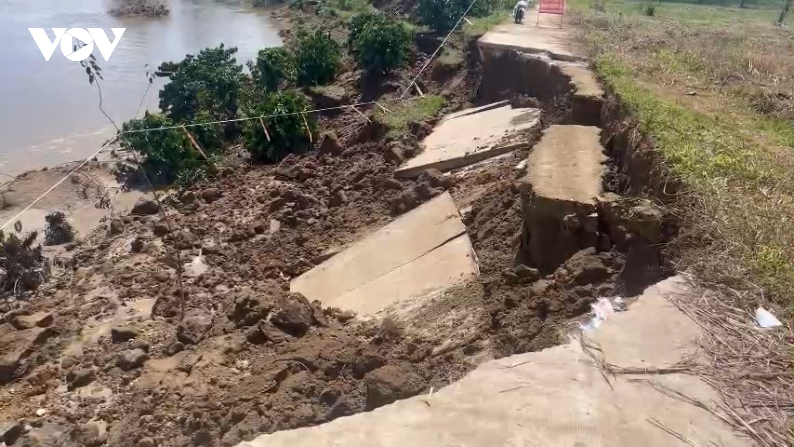 Sông Krông Nô sạt lở nghiêm trọng, “nuốt” đường bê tông