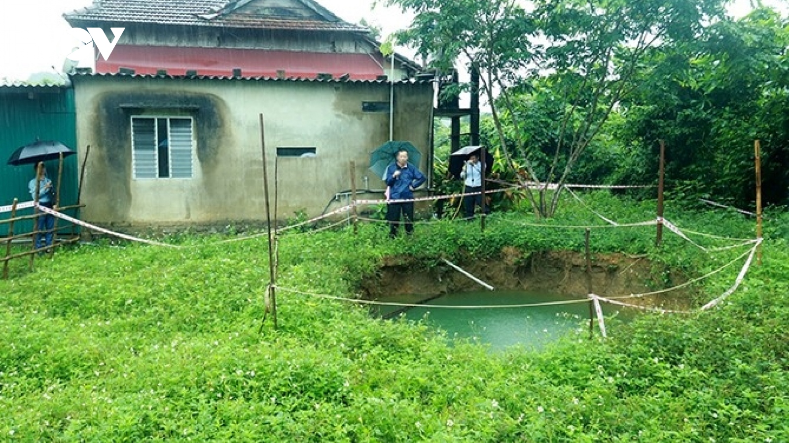 Xuất hiện hố sâu 12m ở trong vườn nhà dân ở Quảng Bình