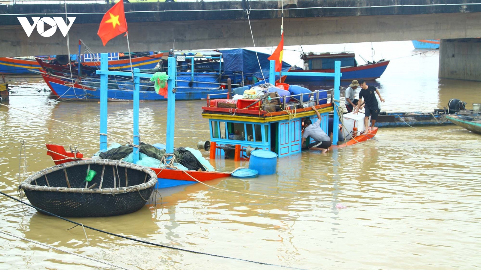 Tàu cá tại Quảng Bình bị chìm khi đang neo đậu
