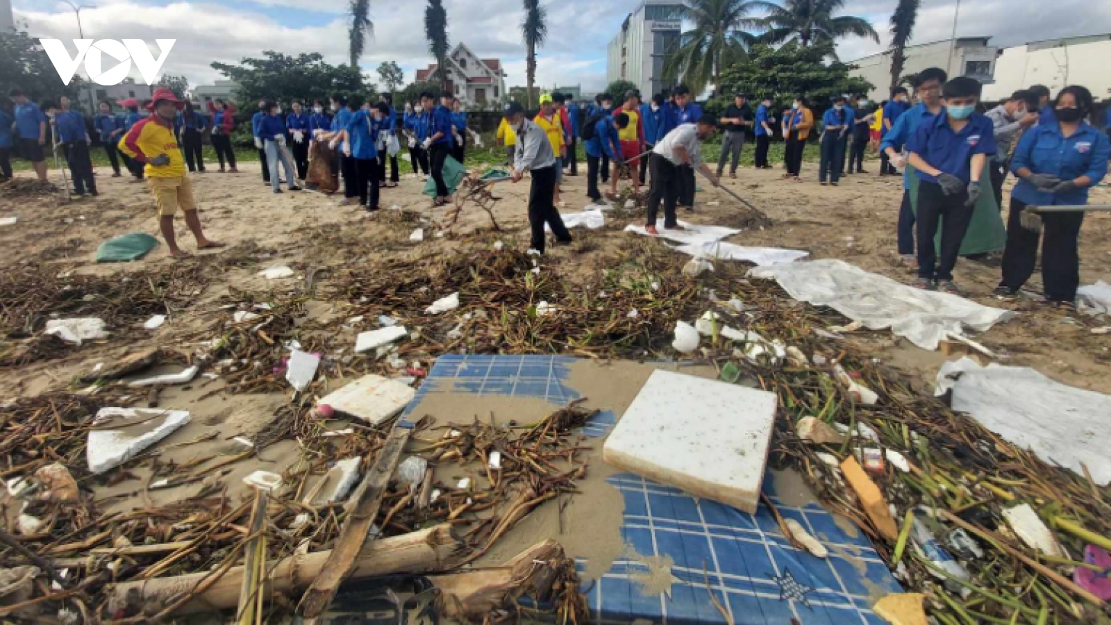 Hơn 2000 thanh niên làm sạch môi trường biển sau mưa lũ ở Đà Nẵng