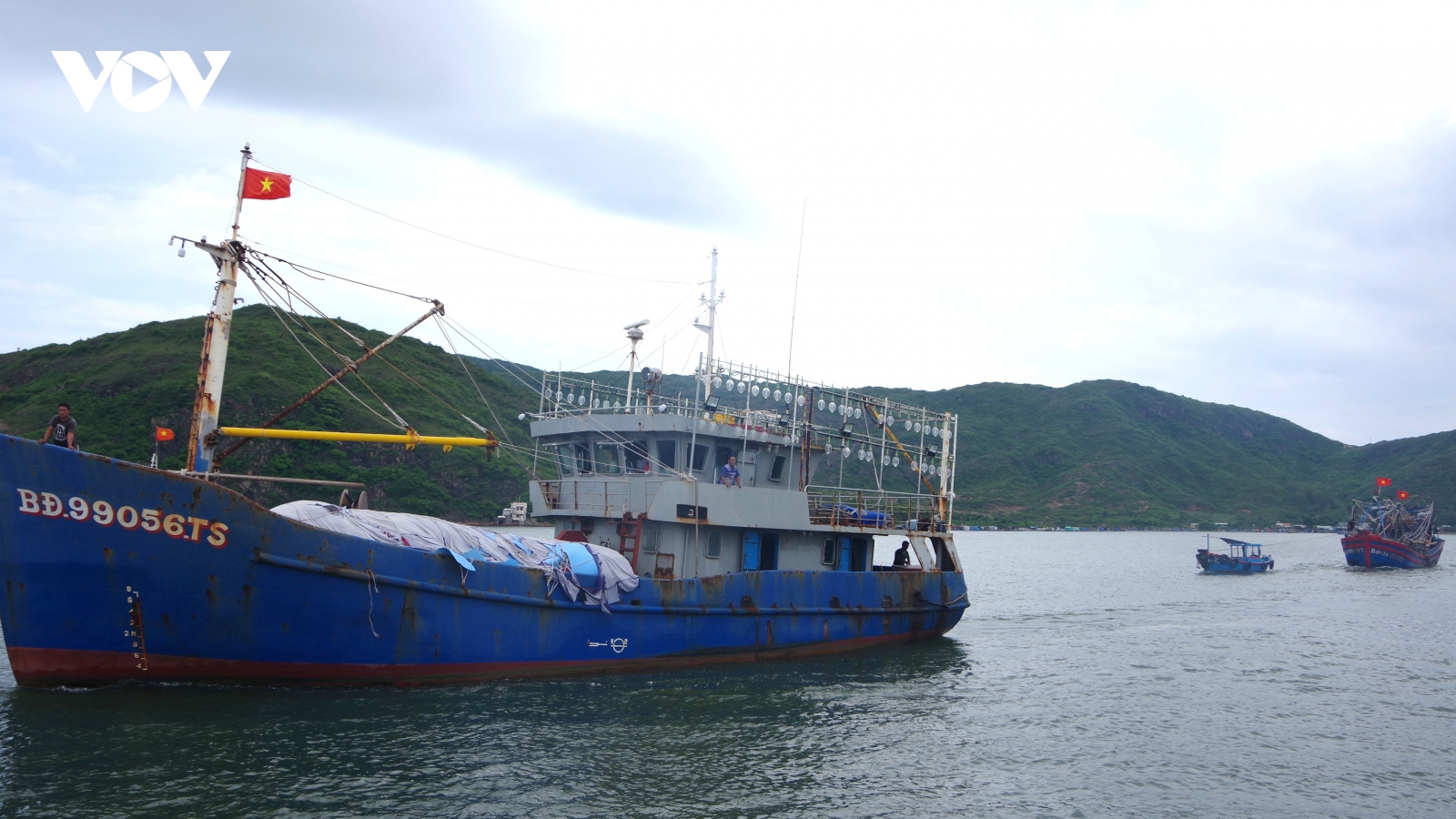 Lai dắt tàu cá Bình Định hỏng máy trên biển vào bờ an toàn