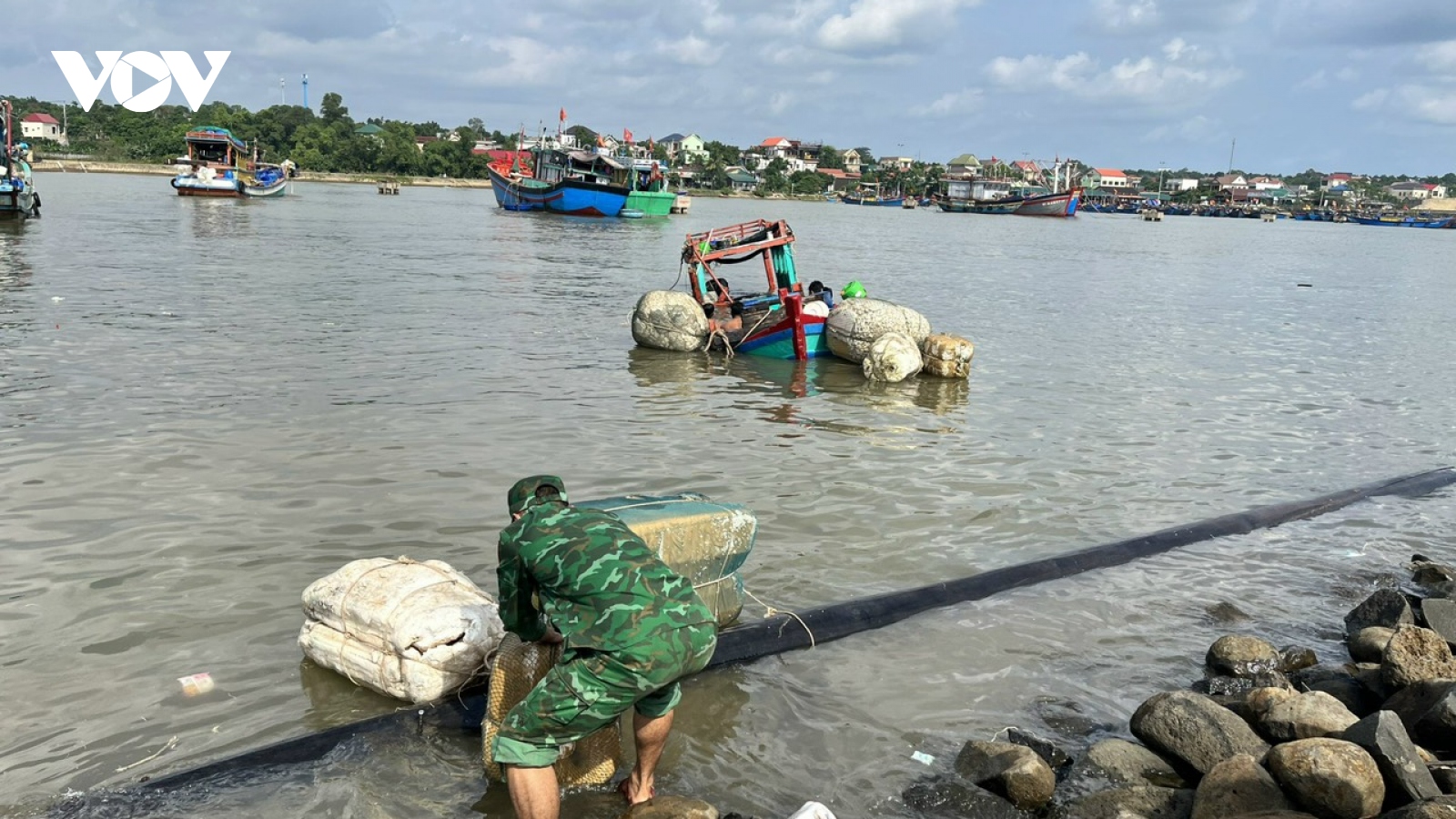Huy động lực lượng trục vớt tàu cá bị chìm ở Quảng Trị