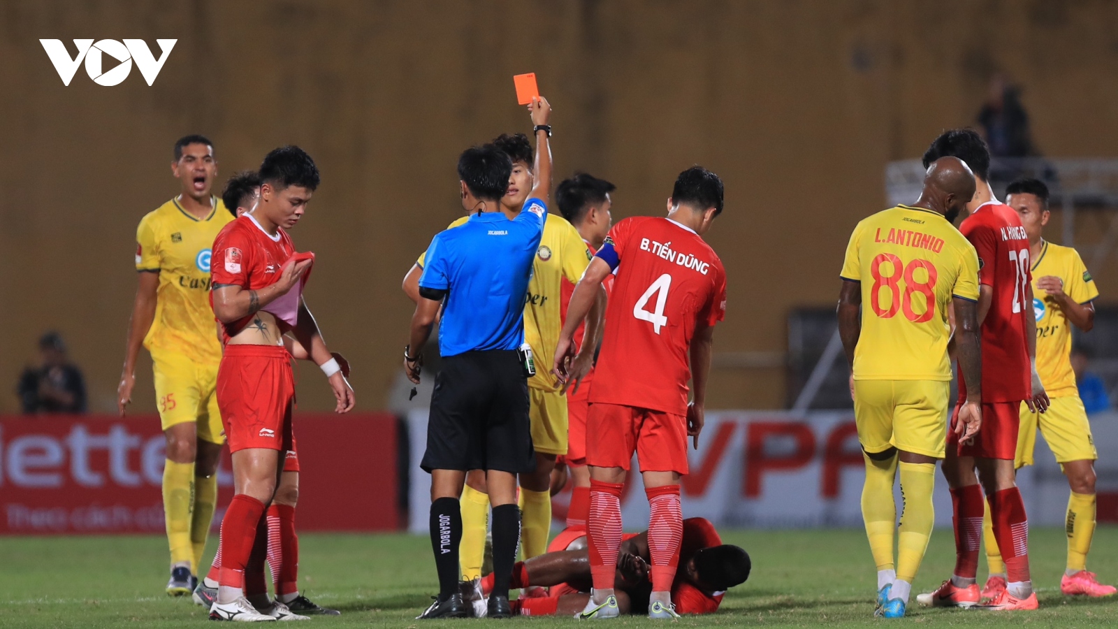 Viettel FC hòa Thanh Hóa trong ''cơn mưa thẻ'' tại Hàng Đẫy