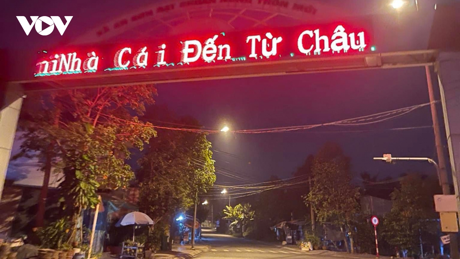 Công an điều tra bảng điện tử cổng chào xã ở Bình Dương có “dòng chữ lạ”