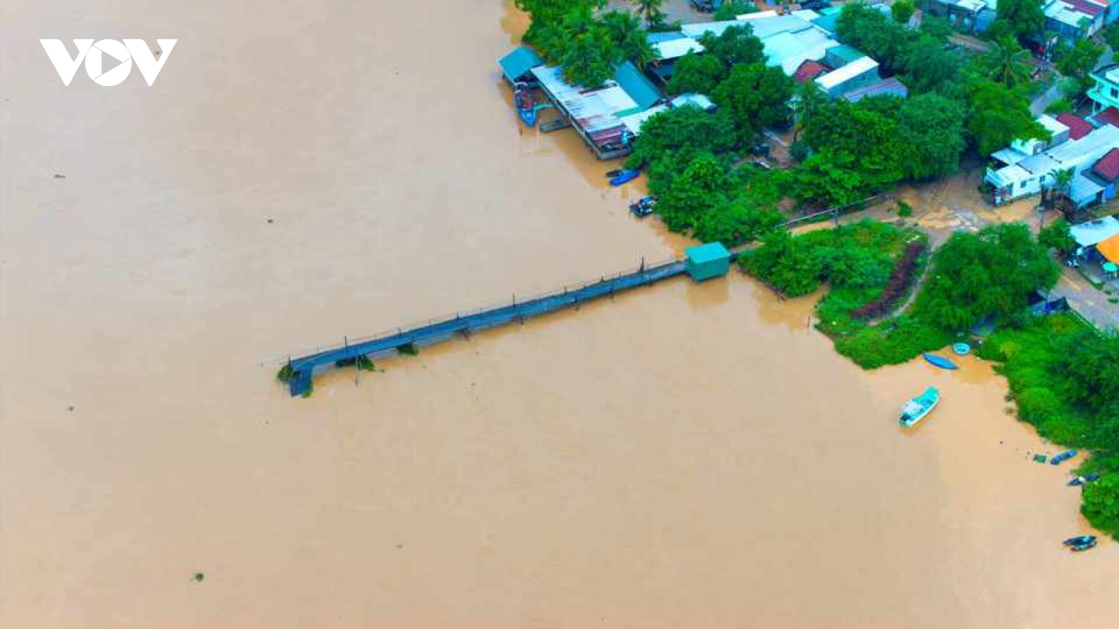 Cầu dài 300m bị trôi, nhiều người dân gặp khó khi qua sông Cái Nha Trang