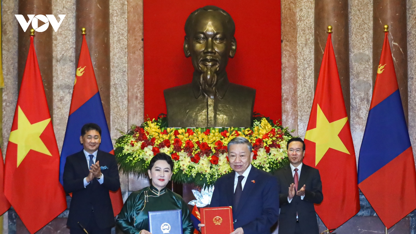 Chủ tịch nước và Tổng thống Mông Cổ hội đàm, chứng kiến lễ ký văn kiện hợp tác