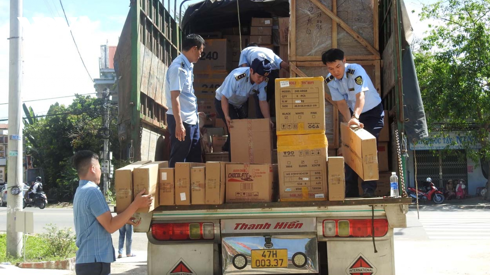 Phát hiện xe tải chở lượng lớn hàng hóa không rõ nguồn gốc xuất xứ ở Kon Tum