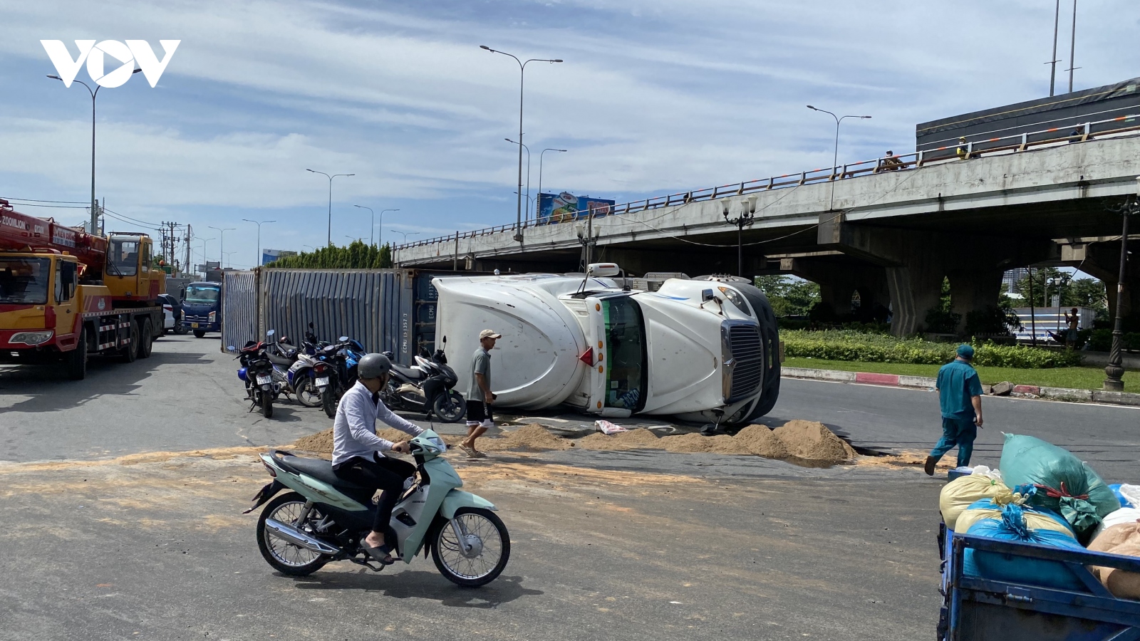 Container lật chắn ngang Quốc lộ 13 ở TP.HCM, xe cộ “chôn chân” giữa trưa nắng