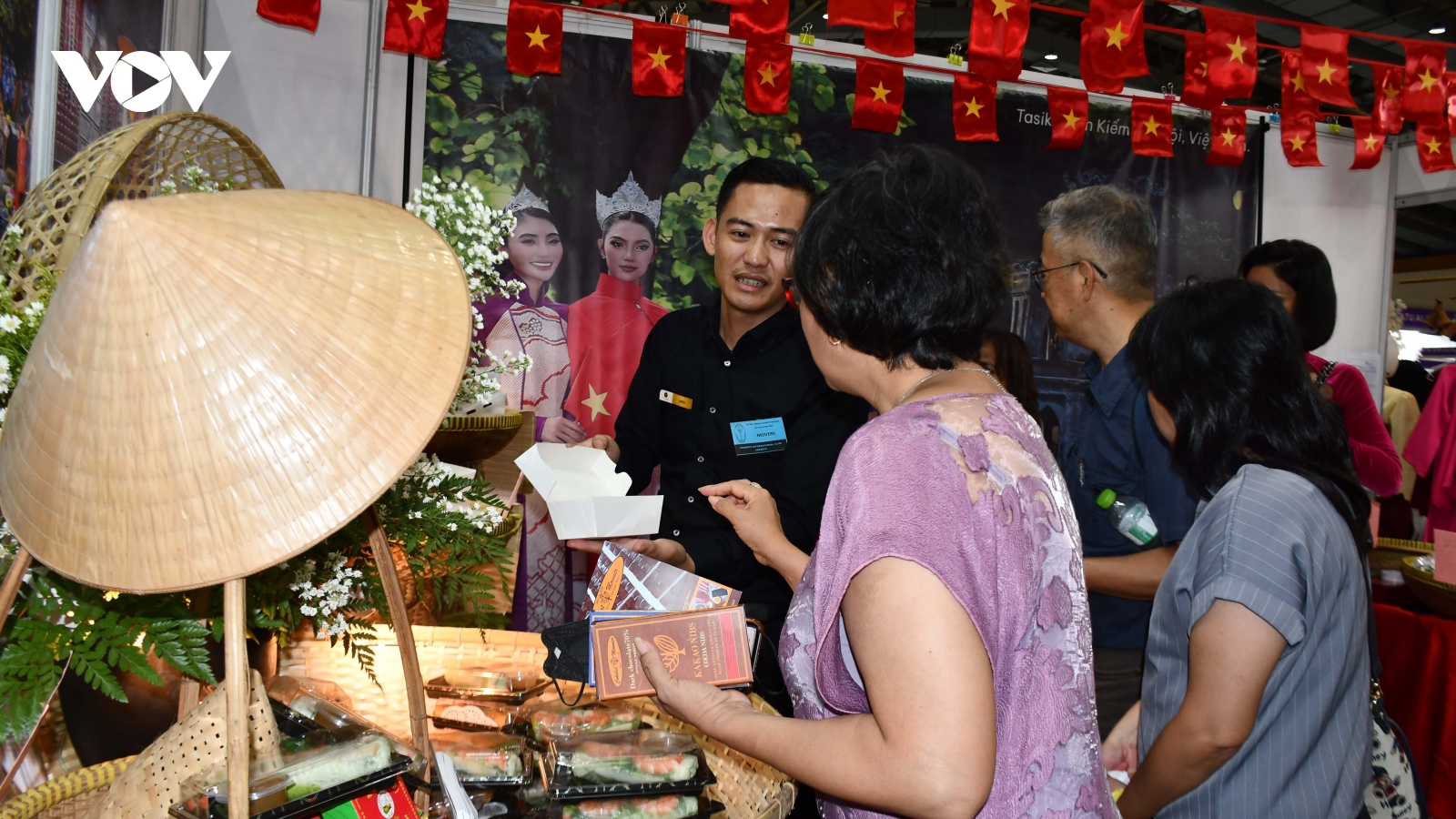 Ẩm thực Việt Nam hút khách tại Hội chợ từ thiện lần 54 ở Indonesia