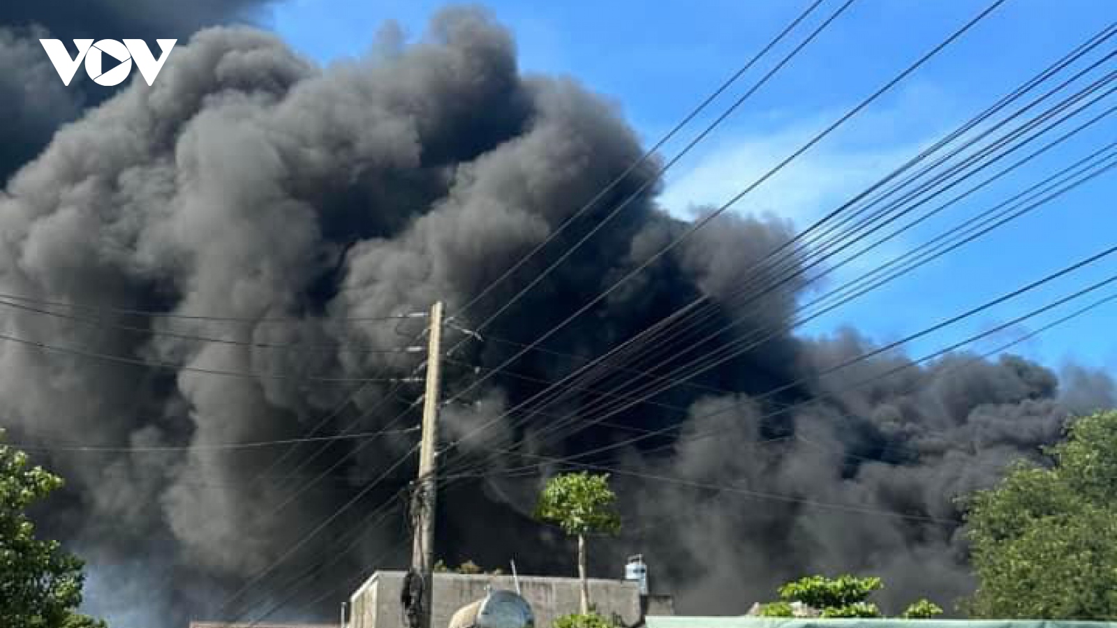 Cháy nhà xưởng rộng 600m2 của công ty mút xốp ở Bình Dương