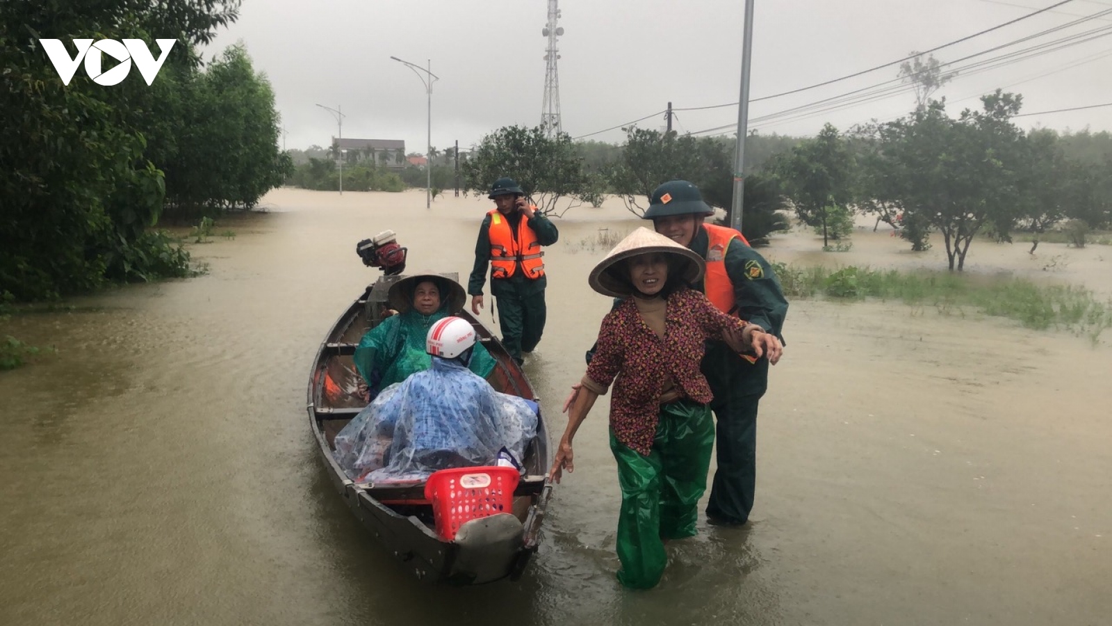 Thừa Thiên Huế: Lật thuyền giữa nước lũ chảy xiết, mẹ chết, con gái mất tích