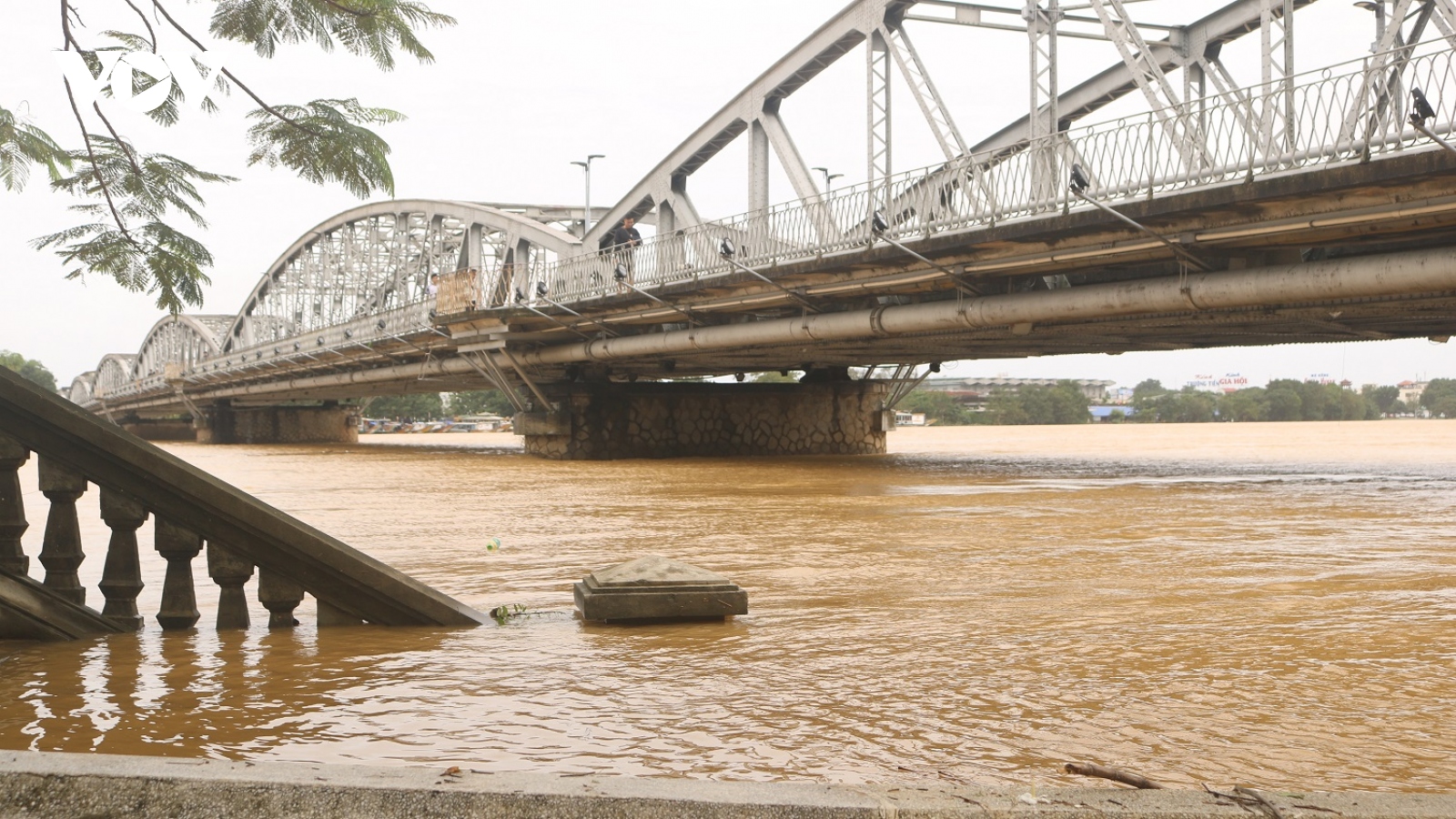 Thừa Thiên Huế: Nước đang rút, cầu, đường thành bãi đỗ xe, nơi họp chợ