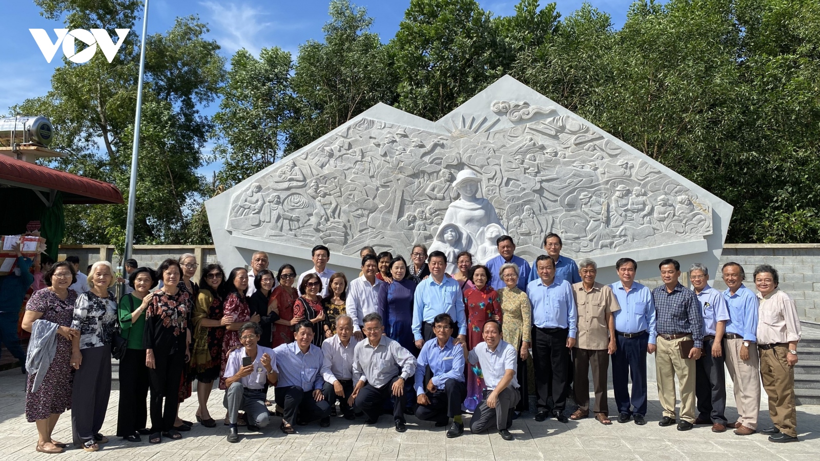 Trưởng Ban Tuyên giáo Trung ương viếng nghĩa trang liệt sĩ tại Tây Ninh