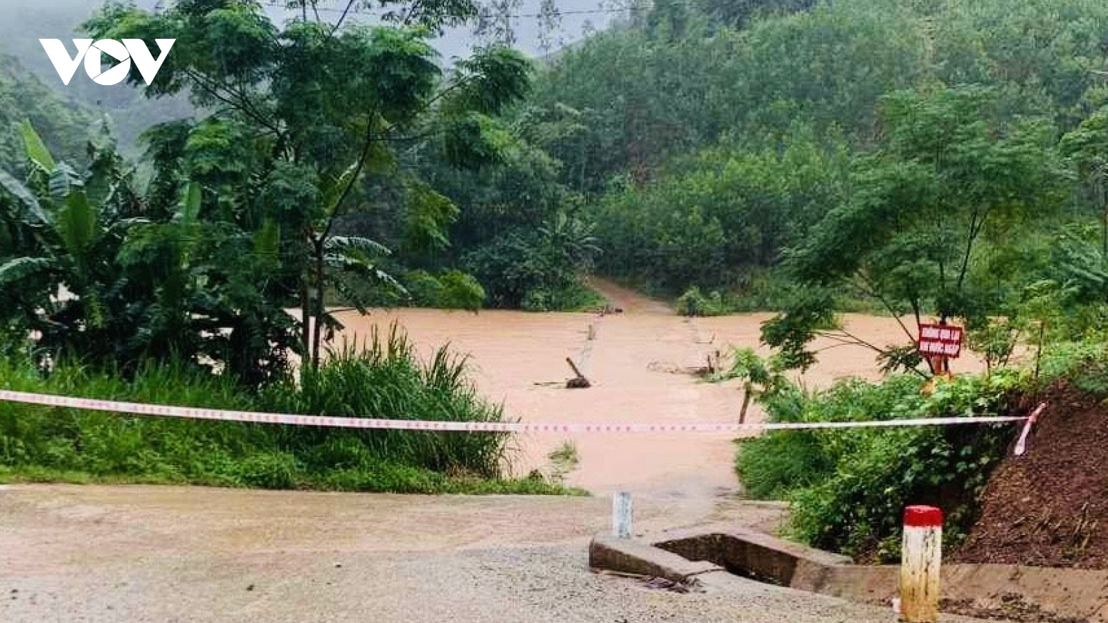 Các tỉnh từ Nghệ An đến Bình Định ứng phó mưa lớn, lũ quét, sạt lở đất