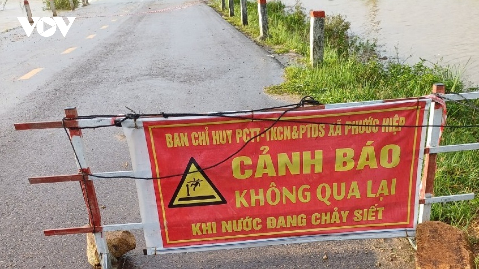 Nữ thanh niên bị nước lũ cuốn tử vong khi qua ngầm tràn ở Bình Định
