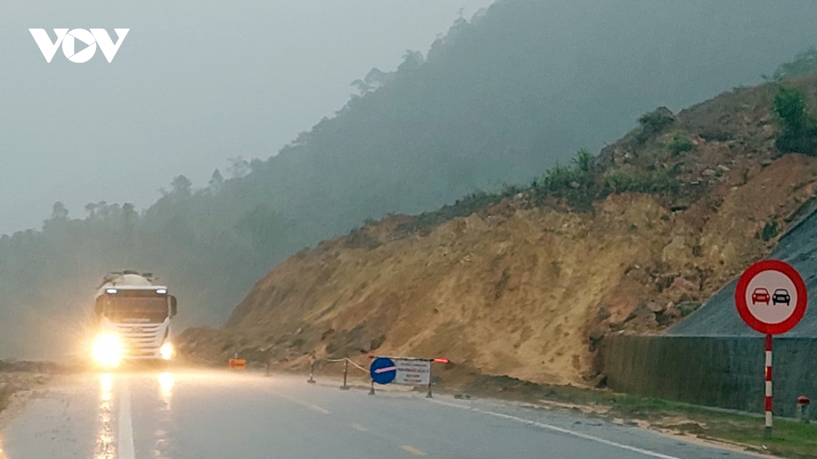 Sạt lở nghiêm trọng tại cao tốc La Sơn - Túy Loan