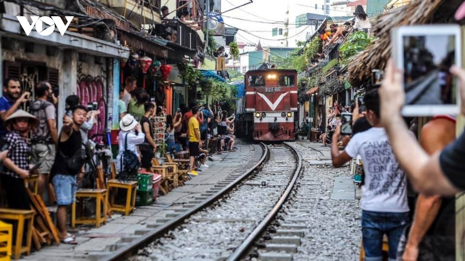 Công ty đường sắt đề nghị giải tỏa tụ điểm cà phê đường tàu Hà Nội