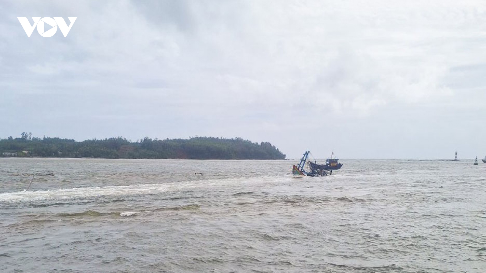 Quảng Ngãi: Tàu cá bị sóng đánh chìm, 5 ngư dân được cứu sống