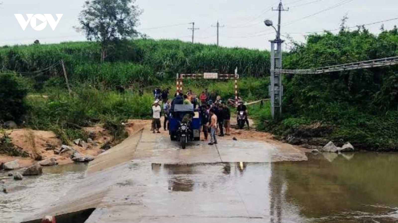 Tìm thấy thi thể nạn nhân bị nước lũ cuốn trôi khi qua suối ở Phú Yên
