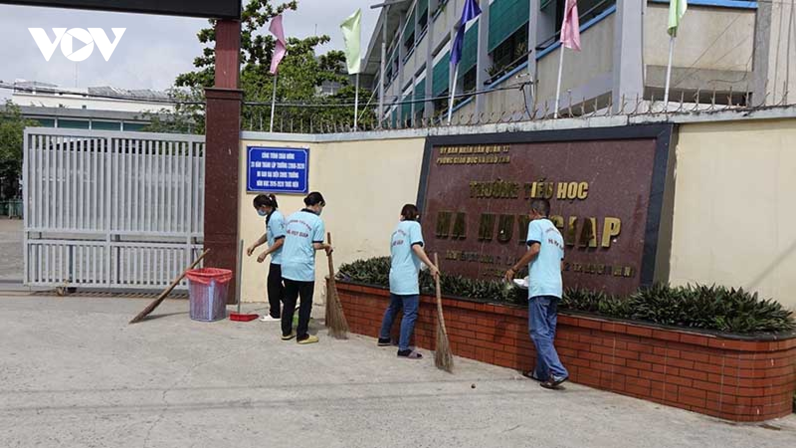 Trường tiểu học tại TP.HCM cảnh báo đề phòng kẻ gian trước cổng trường