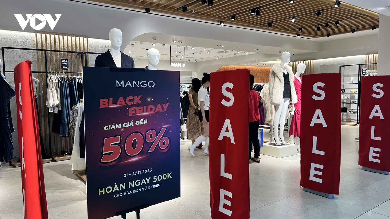 Bùng nổ khuyến mại, nhiều cửa hàng giảm giá đến 80% dịp Black Friday