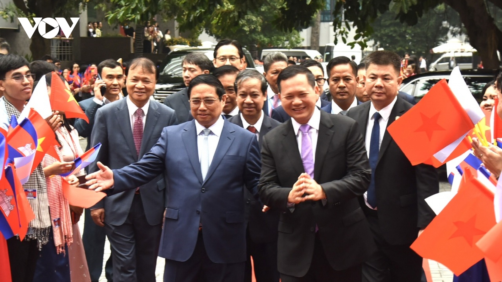 Hai Thủ tướng Việt Nam và Campuchia giao lưu với sinh viên Ngoại thương