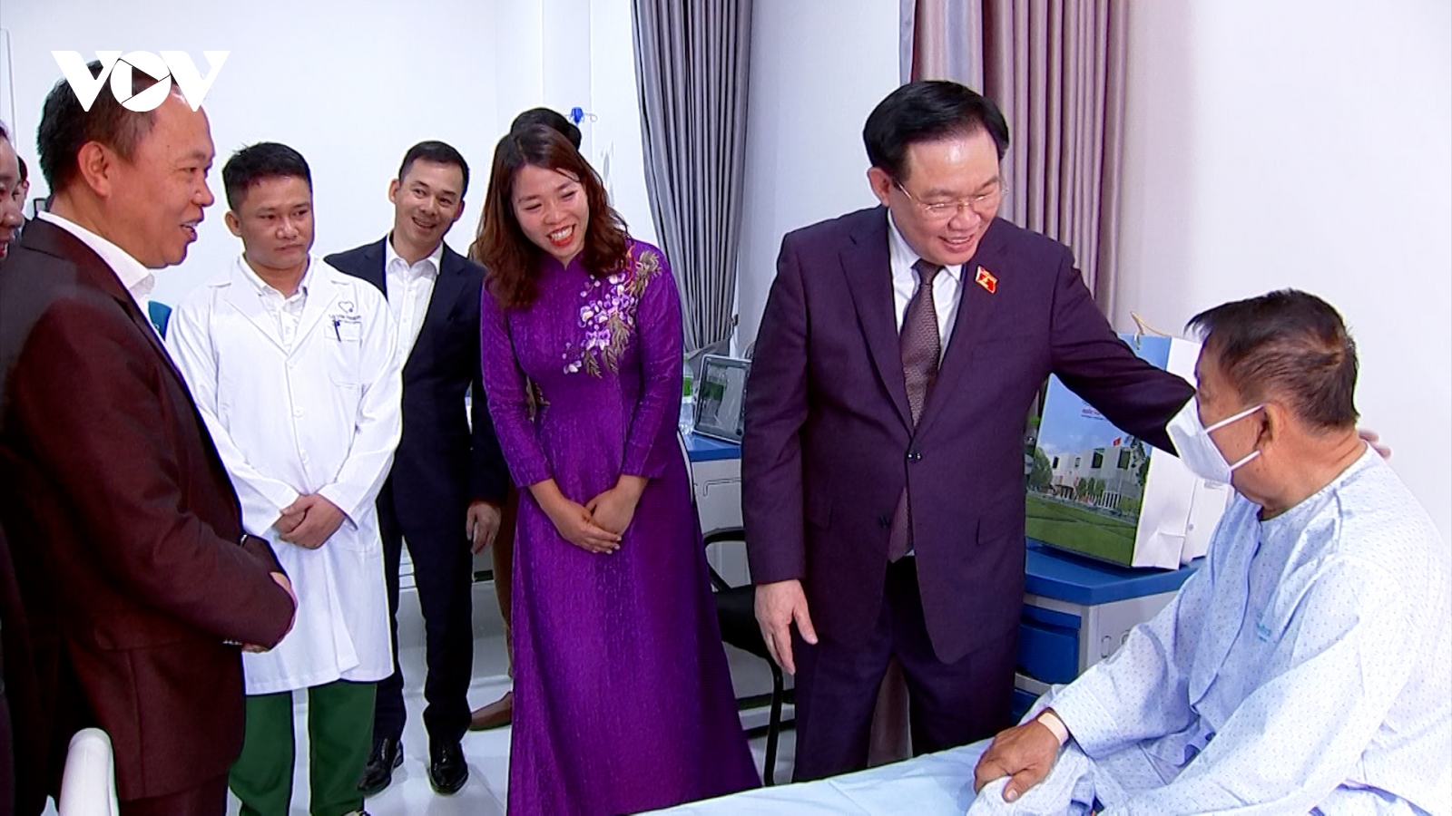 Chủ tịch Quốc hội Vương Đình Huệ thăm Bệnh viện Quốc tế La Vie tại Lào