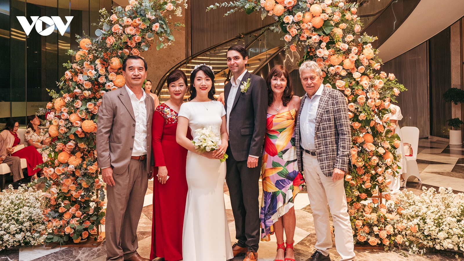 Mãn nhãn tiệc cưới “trên không” của chú rể Canada và cô dâu Việt