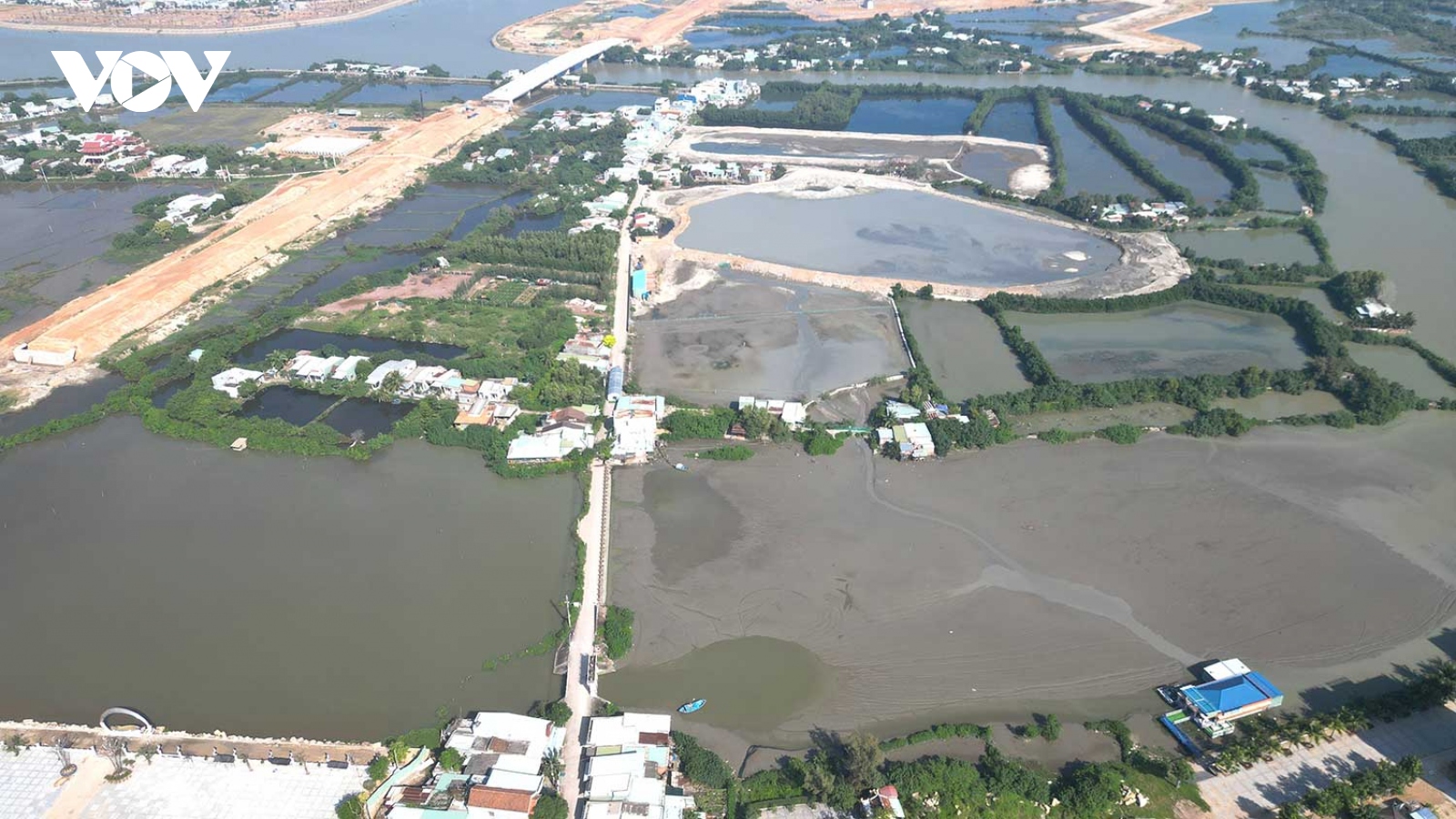 Hình ảnh: Bồi lắng khúc sông Hà Thanh ở Bình Định bị doanh nghiệp đổ bùn cát