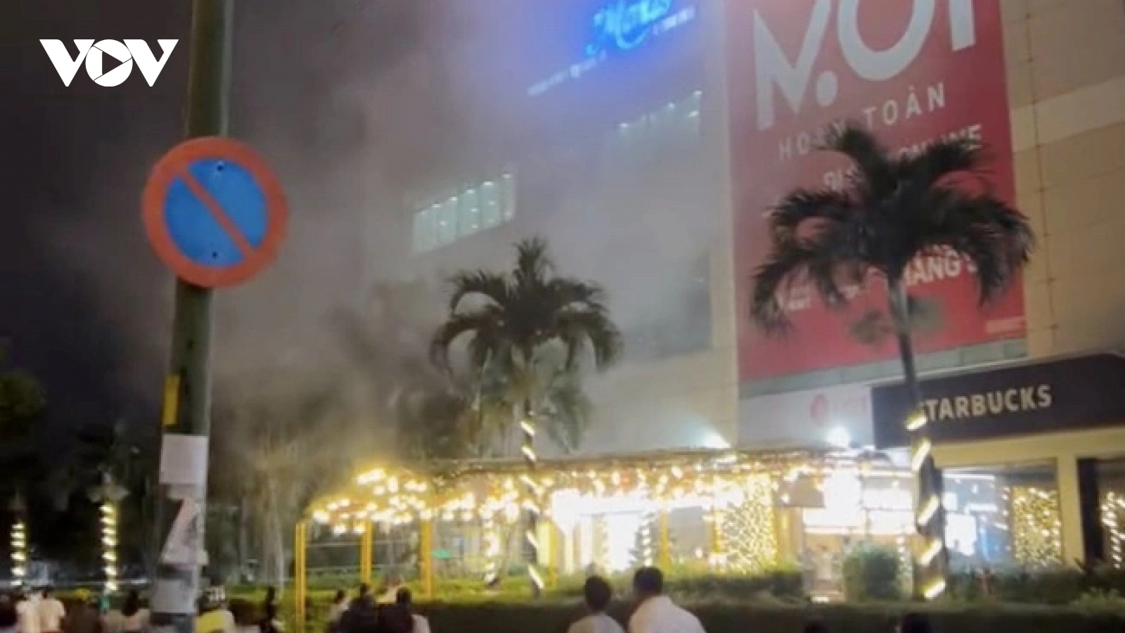 Cháy siêu thị Lotte Mart ở TP.HCM, hàng nghìn người hoảng loạn tháo chạy