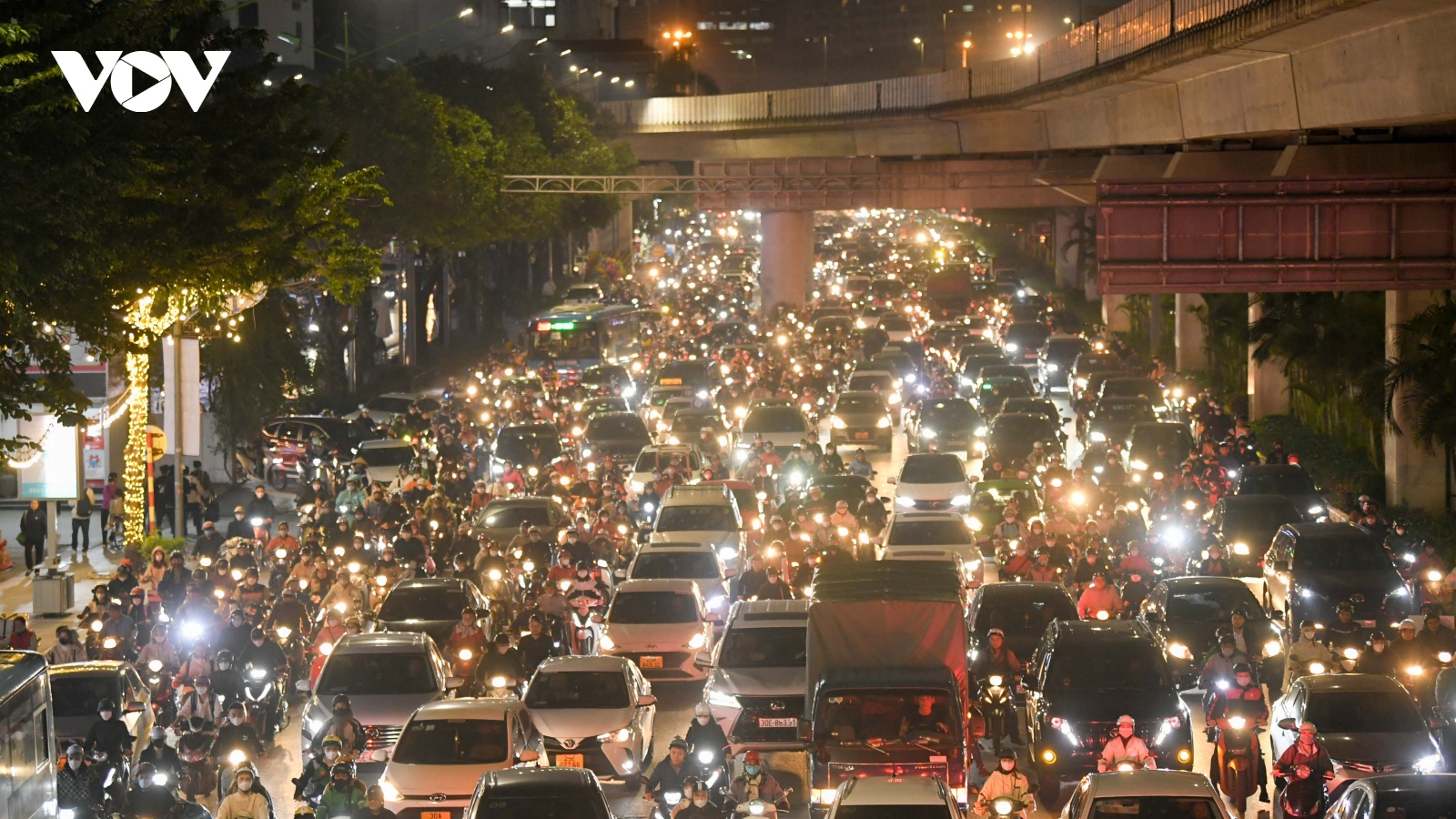 Điệp khúc cuối năm đào đường, vỉa hè khiến giao thông Hà Nội ùn tắc nghiêm trọng
