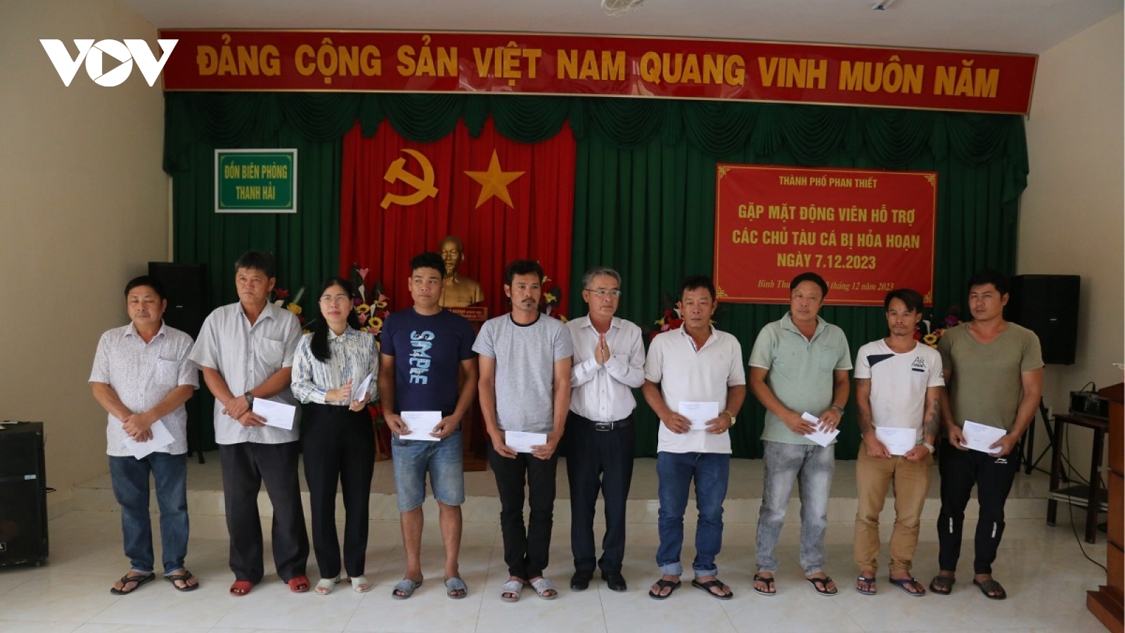 Khen thưởng 2 ngư dân tham gia chữa cháy khu vực neo đậu tàu cá ở Bình Thuận
