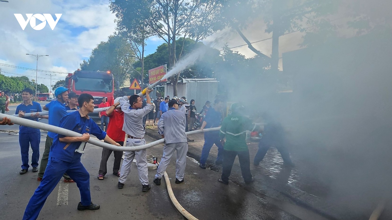 Kịp thời dập tắt đám cháy tiệm tạp hóa tại Đắk Lắk