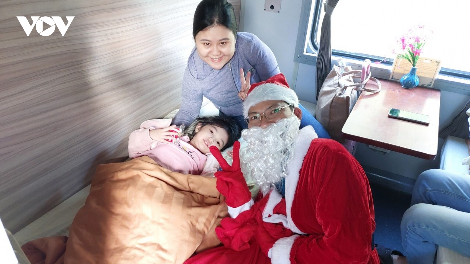 “Ông già Noel” tặng quà cho khách đi tàu hỏa dịp giáng sinh