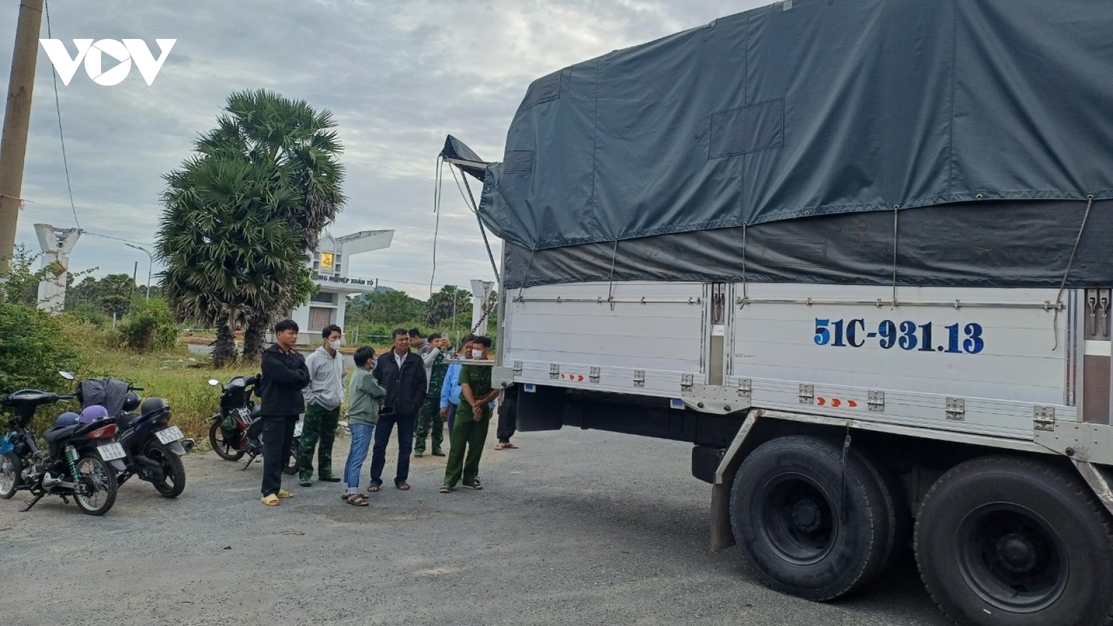 Phát hiện, bắt giữ 2 xe ôtô tải chở nhiều hàng hóa không rõ nguồn gốc ở An Giang