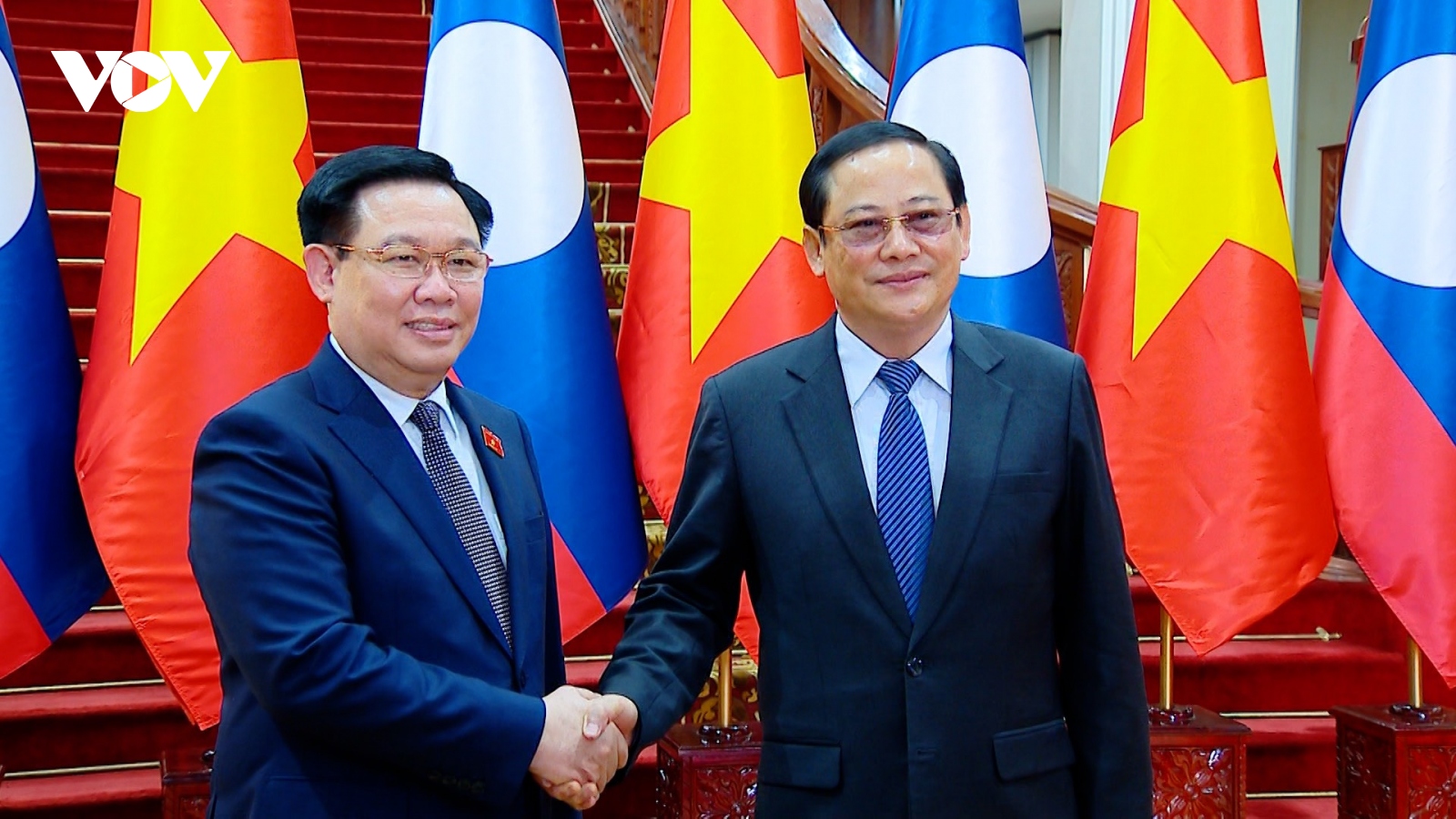 Chủ tịch Quốc hội Vương Đình Huệ hội kiến Thủ tướng Lào Sonexay Siphanhdone