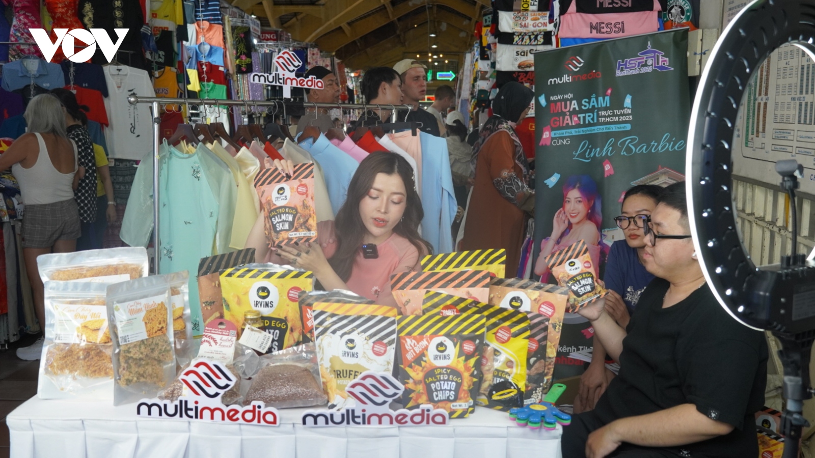 Tiểu thương livestream bán hàng tại chợ Bến Thành