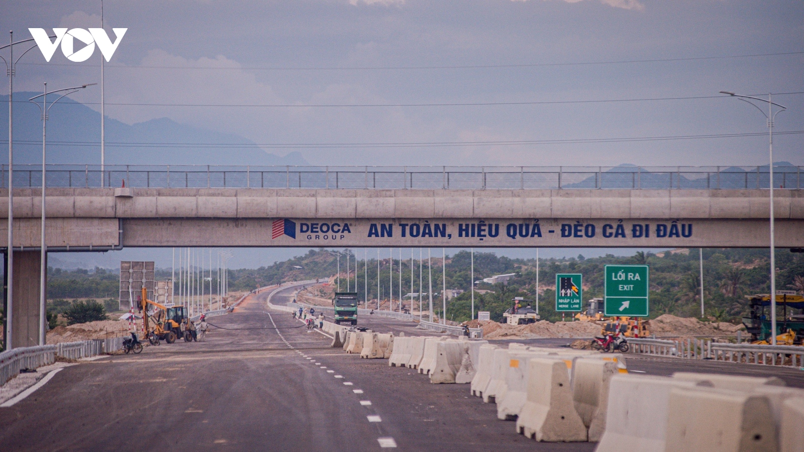 Hối hả thi công cao tốc nối Nha Trang-Sài Gòn những ngày cận Tết Nguyên đán