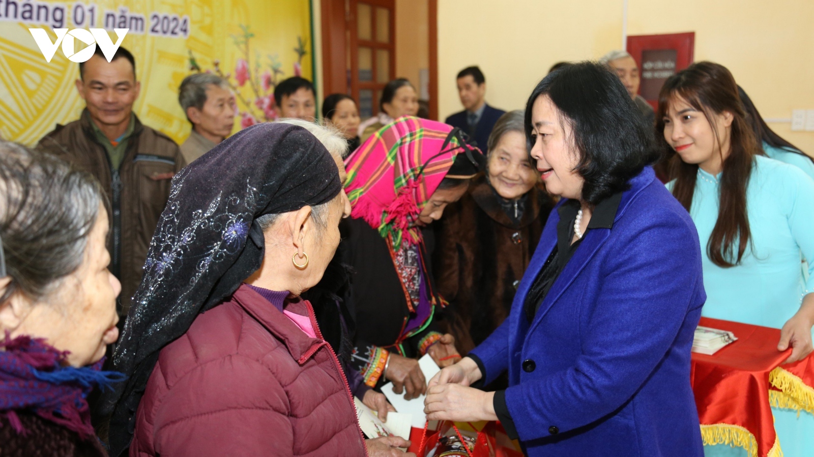 Trưởng Ban Dân vận Trung ương trao quà Tết tại Tuyên Quang